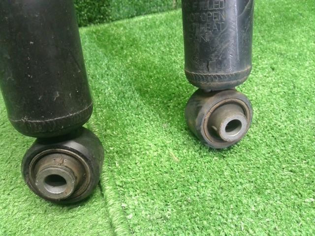 セレナ DAA-GNC27 リアストラット ショック アブソーバーセット KYB 56210 5TB4B E6210-5TB2B 自社品番250012