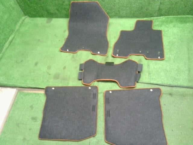 6AA-P15 キックス フロアマット 純正 1台分 フロント リア 左右 運転席 助手席 ロゴ入 自社品番250038