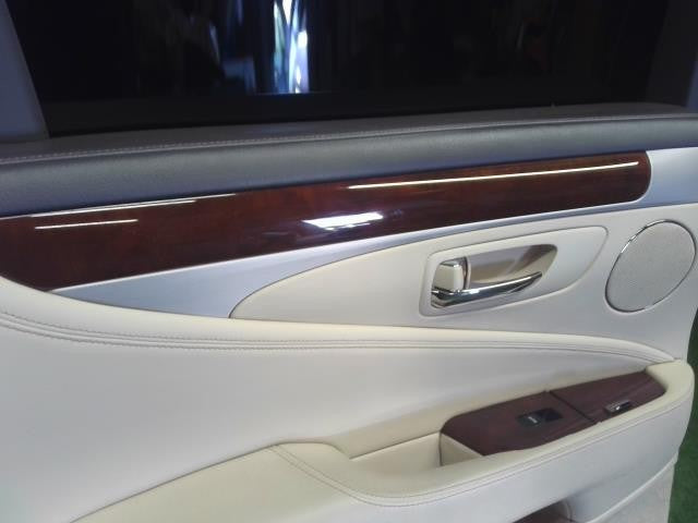 レクサス LS460 後期 DBA-USF40 左リアドア 助手席側後ろ 67004-50060 自社品番250060 色1J7