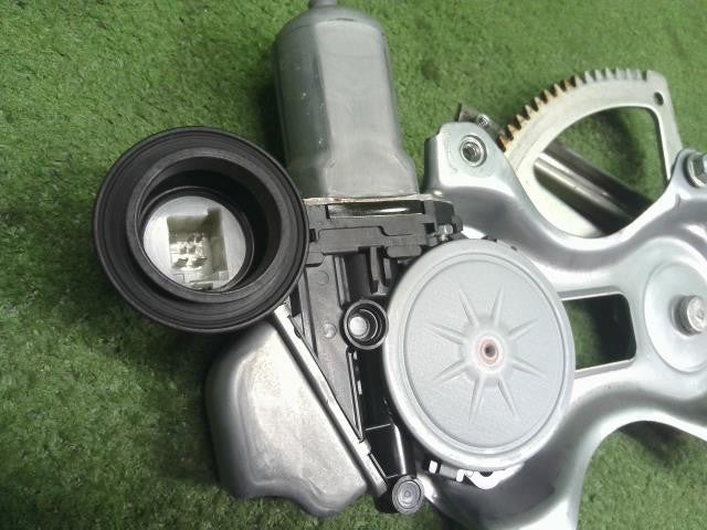 プリウス DAA-ZVW30 右フロントドアレギュレーターモーター 運転席側 69801-52070 自社品番250076
