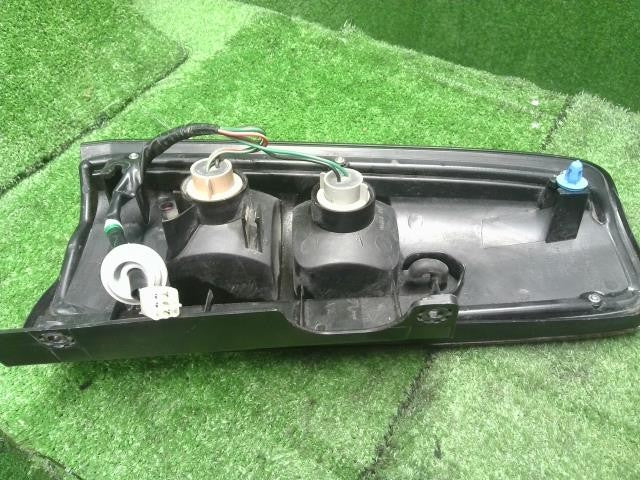 ジムニー ABA-JB23W 右テールランプ テールライト 運転席側 コイト 35650-81A00 自社品番250110