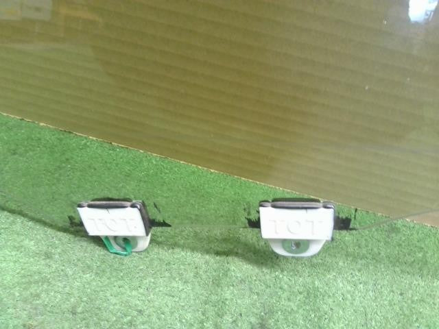 フィット 6BA-GR2 右フロントドアガラス 運転席側 73300-TZA-J01 自社品番250195