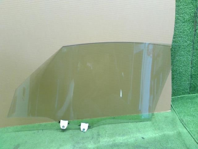 フィット 6BA-GR2 右フロントドアガラス 運転席側 73300-TZA-J01 自社品番250195