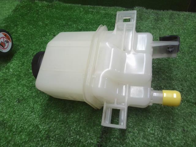 【中古】プリウス DLA-ZVW52 ラジエーターリザーブ サブタンク 164A2-37012 自社品番240734 1G3