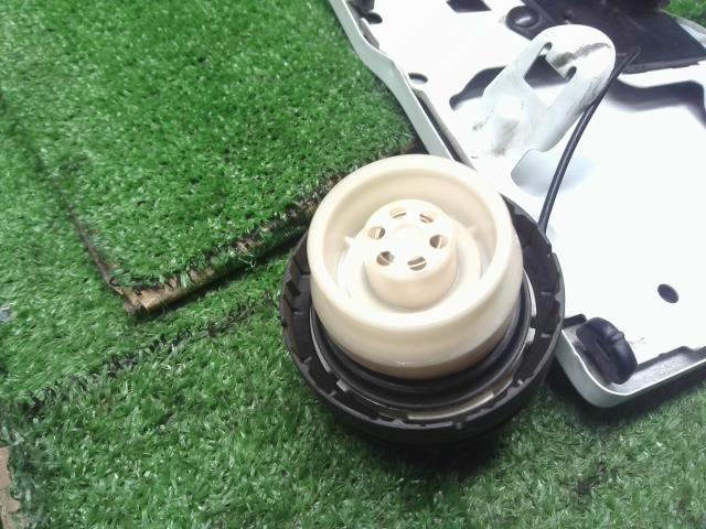 【中古】NV100クリッパー HBD-DR17V フューエルリッド 給油口パネル 78830-4A00B 自社品番240748 26U