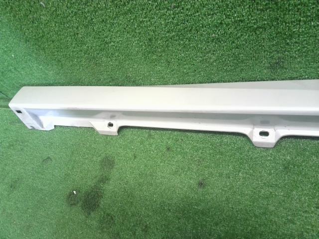 【中古】ムーヴ DBA-LA110S 右サイドステップ スポイラー 75853-B2140-A0 自社品番240761 W24