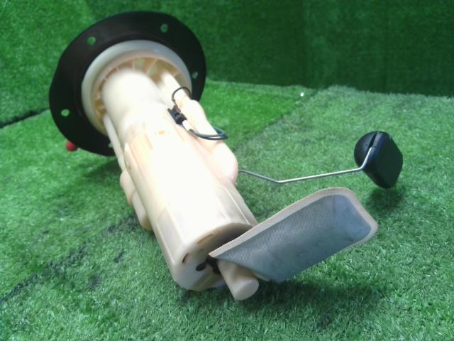 【中古】エブリィ EBD-DA17V フューエル 燃料ポンプ 15100-64840 自社品番240767 26U