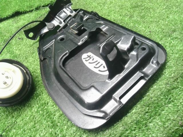 【中古】フォレスター DBA-SJG フューエルリッド 給油口パネル 57601SG0009P 自社品番240781 61K