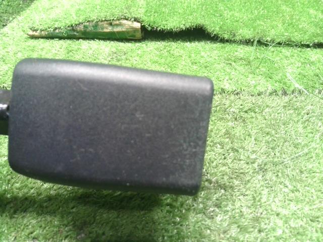 ラクティス DBA-NCP120 ドライバーシートベルトキャッチ 運転席側 右フロントシートベルトバックル 73230-52550-C0 自社品番250022