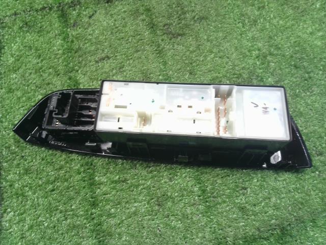 【中古】ルークス 4AA-B48A パワーウインドウ PWスイッチ 自社品番250086 P26