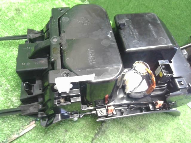 ハリアー DBA-ZSU65W コンソールボックス部分のドリンクホルダー  自社品番250109