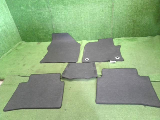 プリウス DAA-ZVW55 純正フロアマット 1台分 フロント リア 運転席側 助手席側 自社品番250176