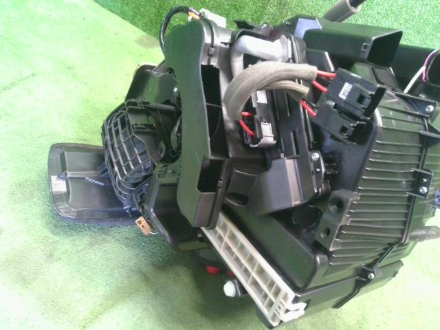 【中古】オーラ 6AA-FE13 カーヒーター ブロアケース 自社品番250199 NBQ