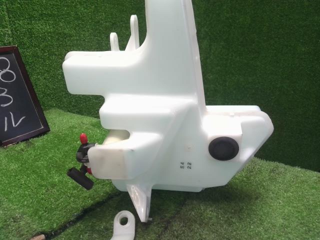 【中古】ヴェゼル DAA-RU3 ウォッシャータンク 76841-T5A-003 自社品番250358 NH788P