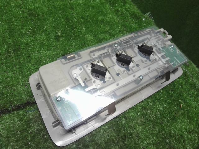 【中古】レクサス IS DAA-AVE30 ルームランプ 81208-53050-B0 自社品番250373 1J7