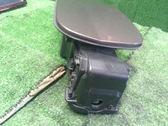 【中古】ルノー カングー ABA-KWK4M フューエルリッド 給油口パネル 8200499045 自社品番250404