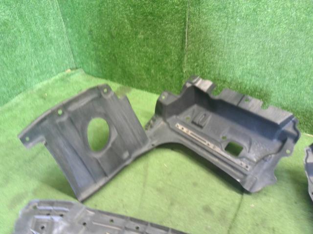 【中古】エスクァイア DBA-ZRR80G エンジンアンダーカバー 51441-28180 自社品番250427 202