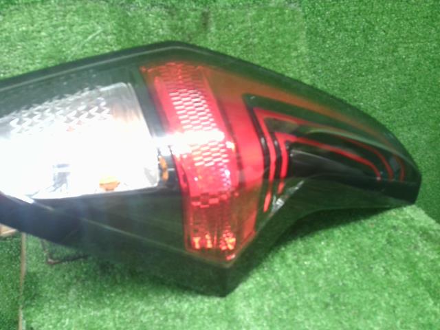 【中古】eKクロス 5AA-B37W 右テールランプ MQ714736 自社品番250472 U17