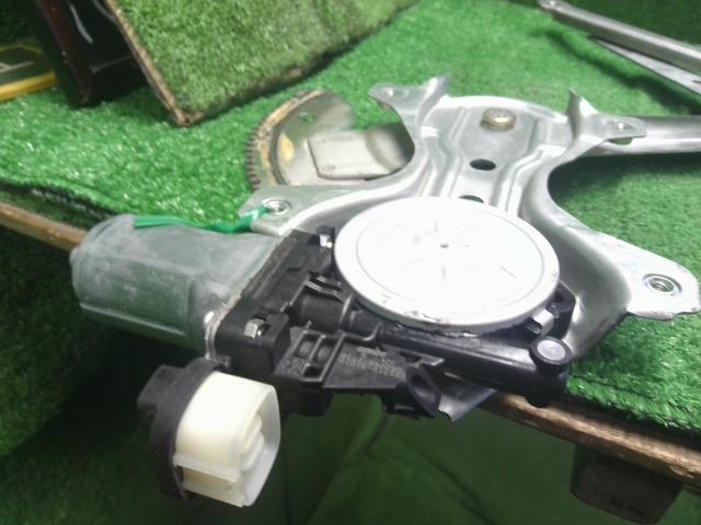 【中古】ハイゼットアトレ ABA-S331G 右 フロント ドア レギュレータ・モーター 69801-B5010 自社品番250614 W24