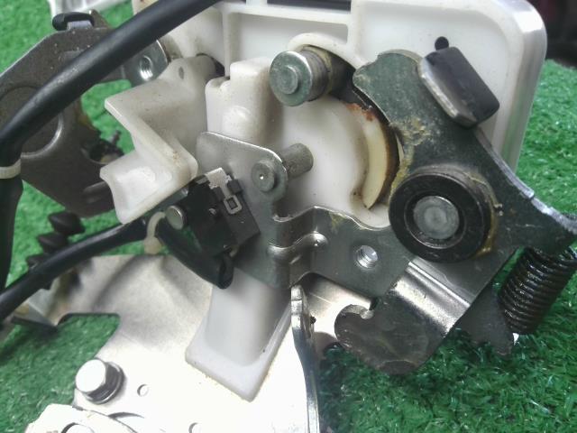 【中古】モビリオ DBA-GB2 右R リアドアロックソレノイド 35256-SCC-J01 自社品番250616 NH701M