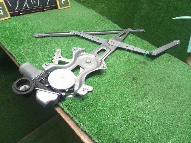 【中古】ヴィッツ DBA-NSP135 右F フロントドアレギュレータ・モーター 自社品番250625 8T7