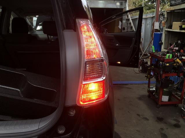 【中古】プリウスα DAA-ZVW41W 右テールランプ 自社品番250678 202