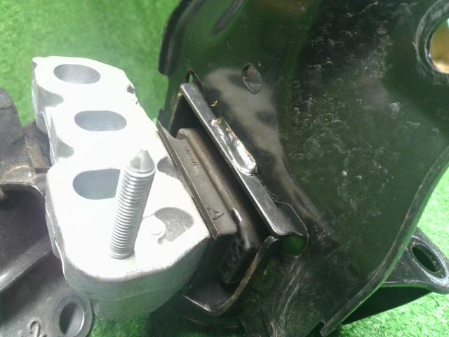 【中古】アクア 6AA-MXPK16 エンジンマウント 12305-15090 自社品番250682 089