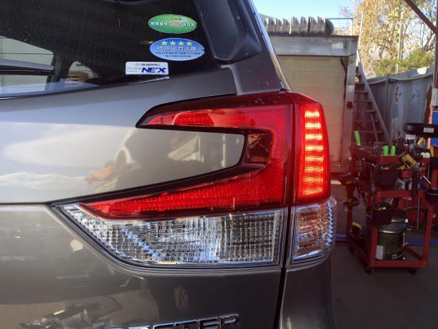 【中古】フォレスター 5AA-SKE 右テールランプ ブレーキランプ 自社品番250709 M4Y