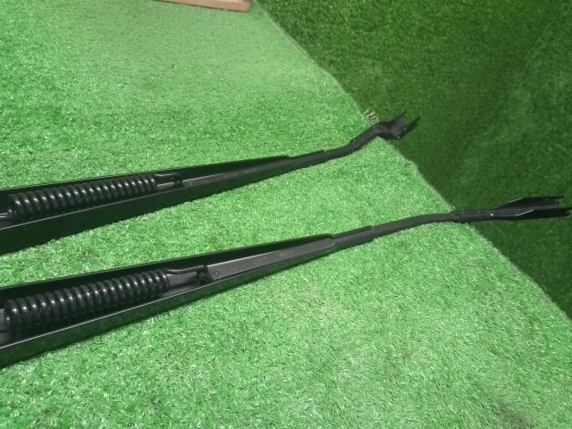 【中古】フォレスター 5AA-SKE フロントワイパーアーム 自社品番250709 M4Y