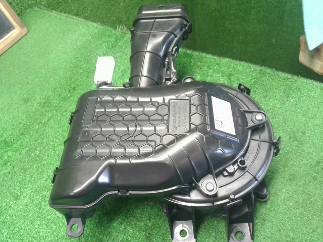 【中古】フォレスター 5AA-SKE HV用 ハイブリットバッテリー用 電動ファン クーリングファン 自社品番250709 M4Y