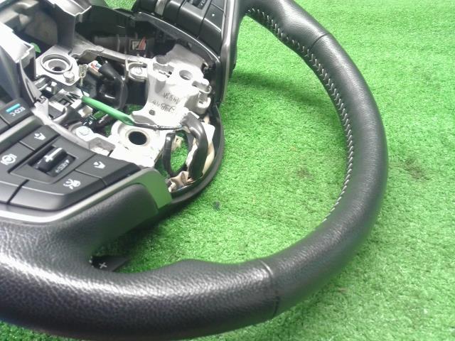 【中古】フォレスター 5AA-SKE ステアリングホイール ハンドル 自社品番250709 M4Y