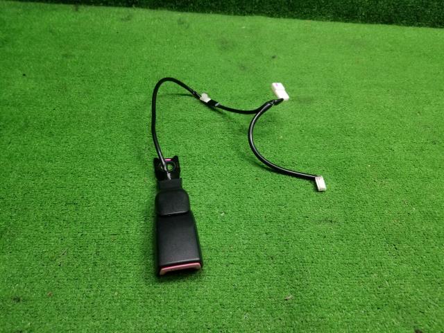 ヴェルファイア DBA-ANH20W アシスタントシートベルトキャッチ 73240-58030-C0 自社品番230002