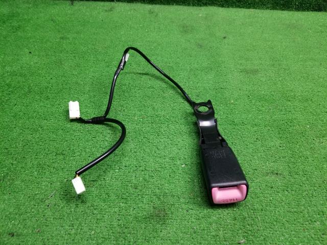 ヴェルファイア DBA-ANH20W アシスタントシートベルトキャッチ 73240-58030-C0 自社品番230002