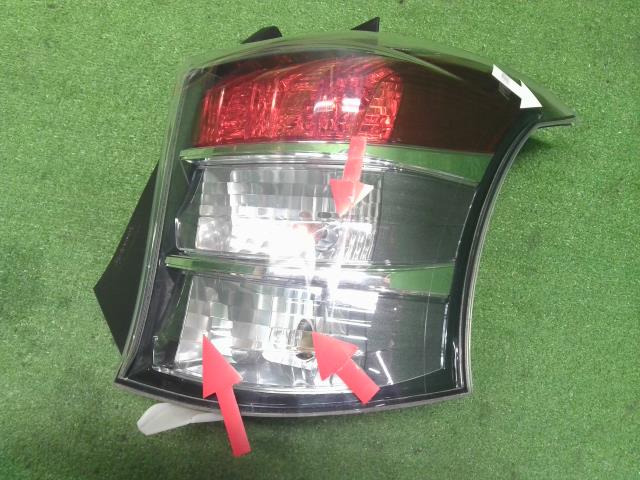 iQ DBA-KGJ10 右テールランプ 81550-74030 自社品番230056