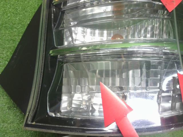 iQ DBA-KGJ10 右テールランプ 81550-74030 自社品番230056