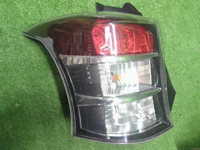 iQ DBA-KGJ10 左テールランプ 81560-74030 自社品番230056