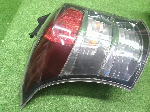 iQ DBA-KGJ10 左テールランプ 81560-74030 自社品番230056