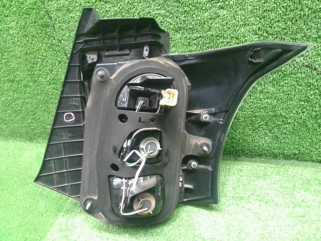 iQ DBA-KGJ10 左テールランプ 81560-74030 自社品番230056
