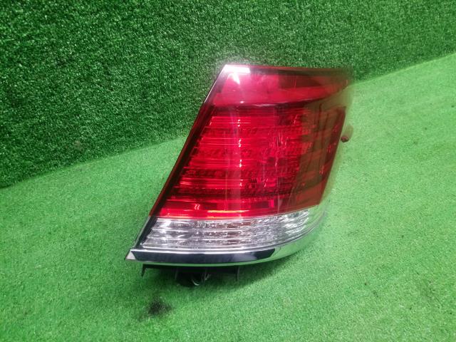 クラウン DAA-AWS210 外側右テールランプ 81551-30D11 自社品番230084