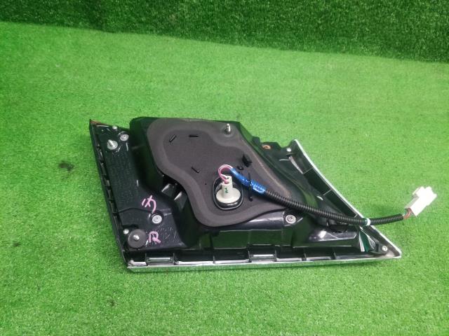 クラウン DAA-AWS210 内側右テールランプ 81581-30521 自社品番230084