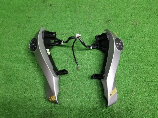 プリウスα DAA-ZVW41W ステアリングスイッチ左右セット 84247-47050 自社品番230099