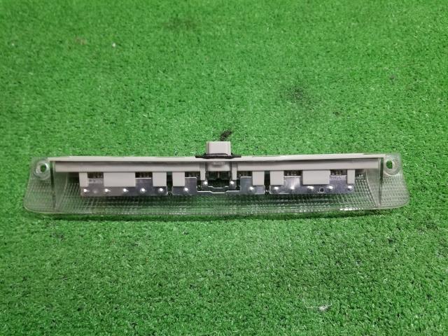 ヴォクシー DBA-ZRR70W ハイマウントストップランプ 81570-42071 自社品番230125