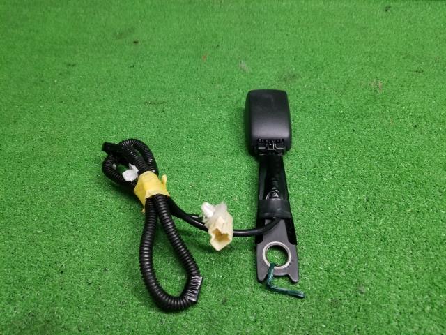 ヴォクシー DBA-ZRR70W ドライバーシートベルトキャッチ 運転席ベルトバックル 73230-28530-B0 自