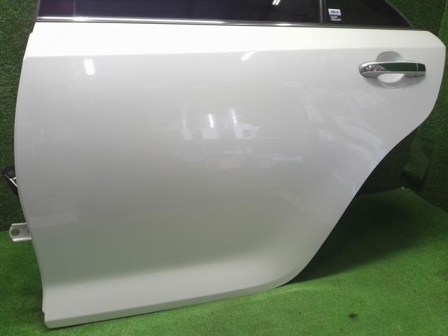 カムリ DAA-AVV50 左リアドア 67004-33200 自社品番230148