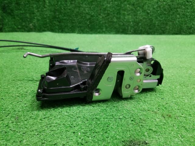 スイフト DBA-ZD11S 右フロントドアロック 82201-63J10 自社品番230189