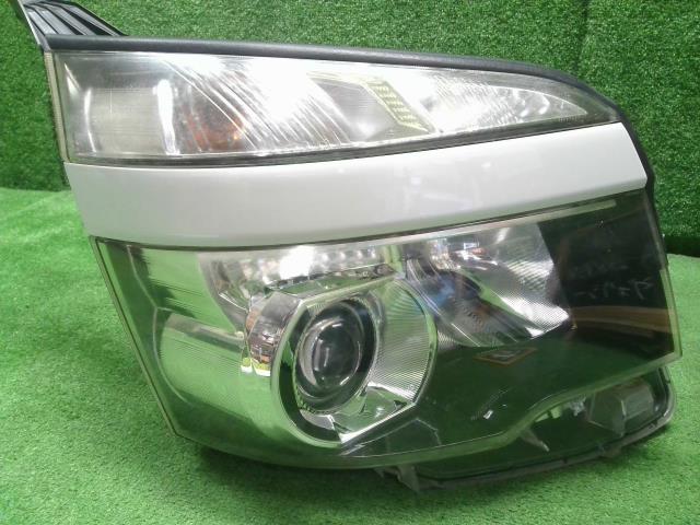 ヴォクシー DBA-ZRR75W 右ヘッドランプ 81110-28F00 自社品番230246