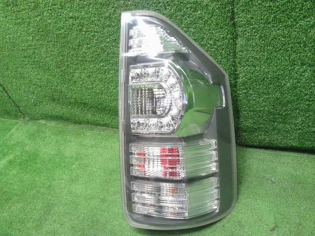 ヴォクシー DBA-ZRR75W 右テールランプ 81550-28591 自社品番230246