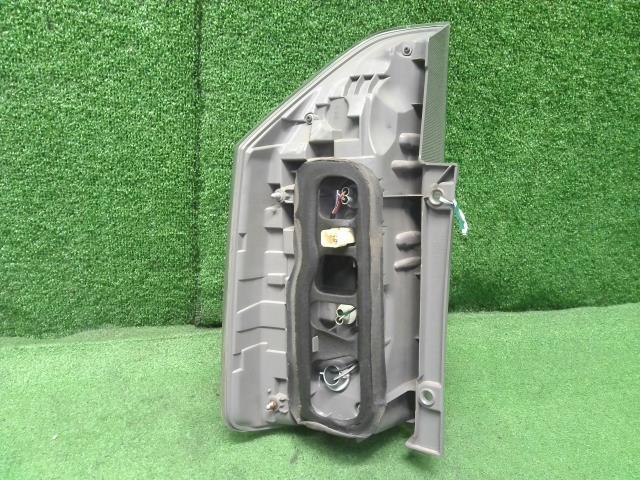 ヴォクシー DBA-ZRR75W 右テールランプ 81550-28591 自社品番230246