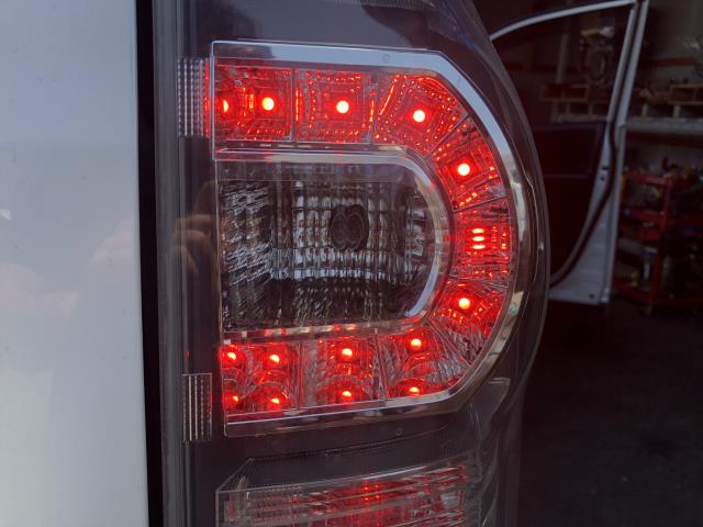 ヴォクシー DBA-ZRR75W 右テールランプ 81550-28591 自社品番230246