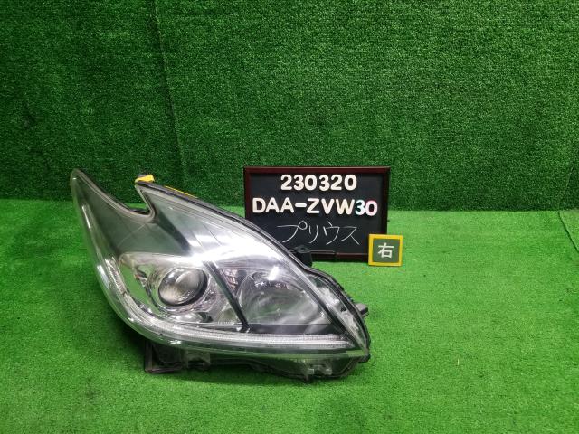 プリウス DAA-ZVW30 右ヘッドランプ 81110-47411 自社品番230320